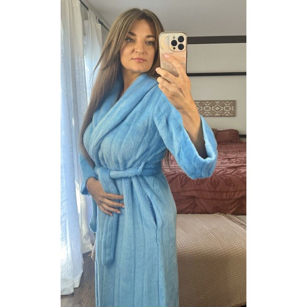 Vintage 70’s 60’s Evelyn Pearson Size Medium Blue Fuzzy Cozy Long Sleeve Robe